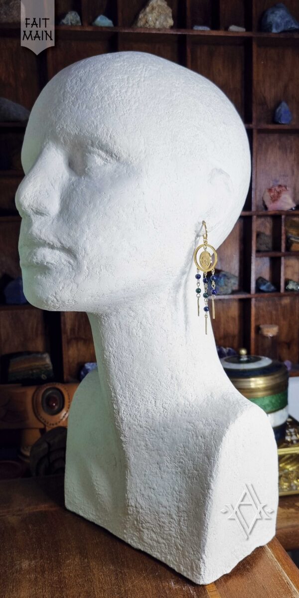 Boucle d'oreille boussole portée