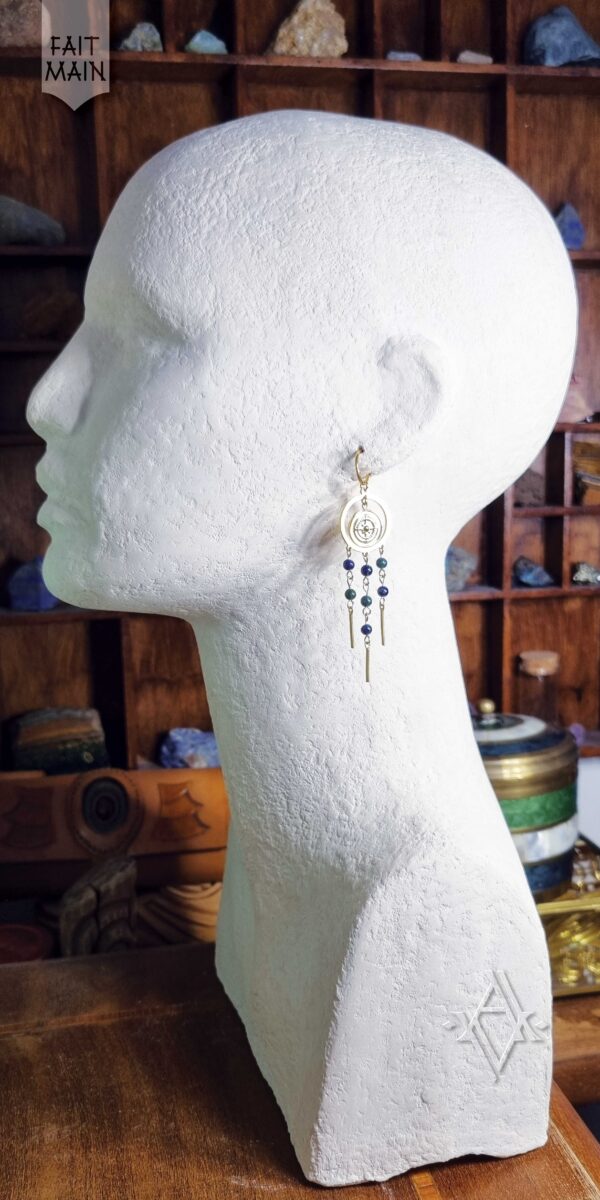 Boucle d'oreille boussole portée