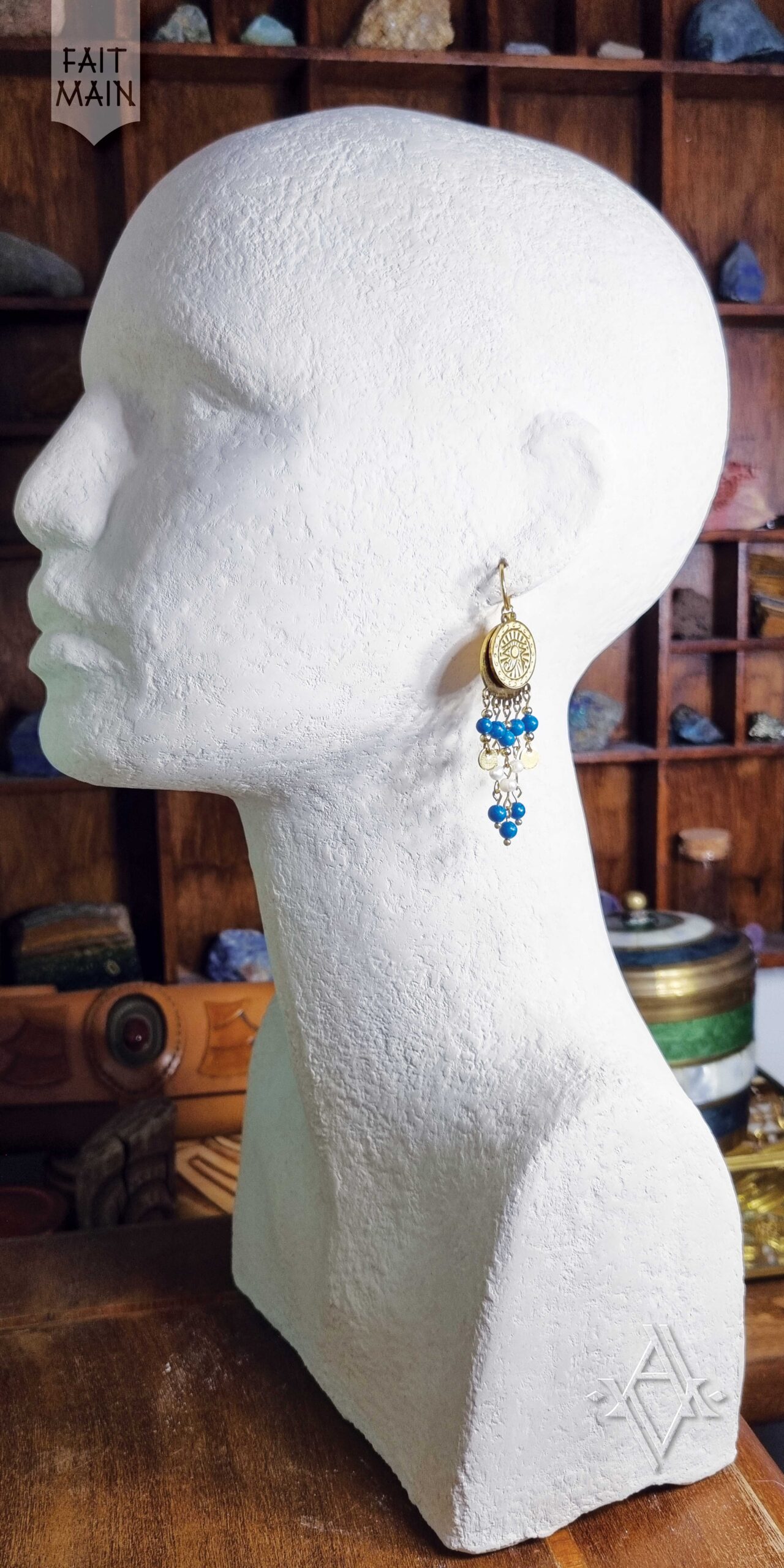 boucle d'oreille Égypte portée