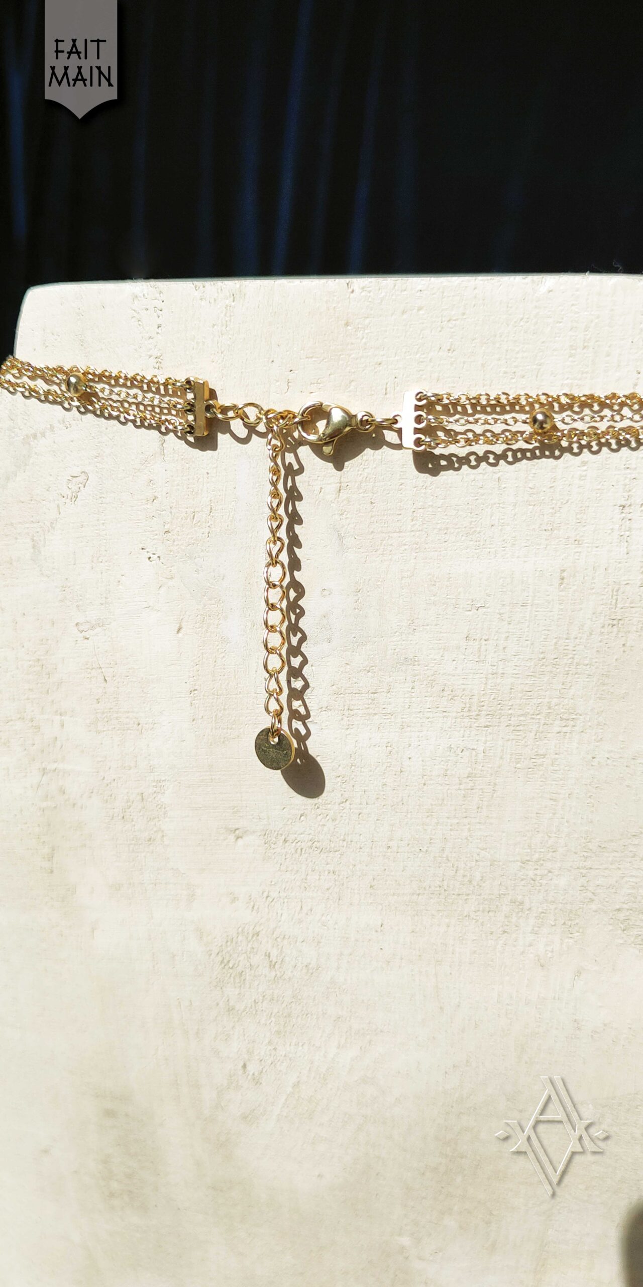 attache colliers à trois rangs