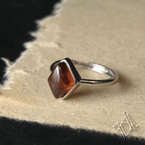 Bague Rhomara pierre grenat artefact de vala