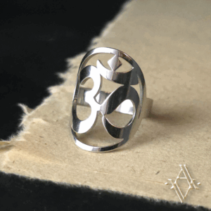 Bague Om acier inoxydable argenté artefact de vala