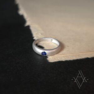Bague argent 925 brossé saphir reglable artefact de vala