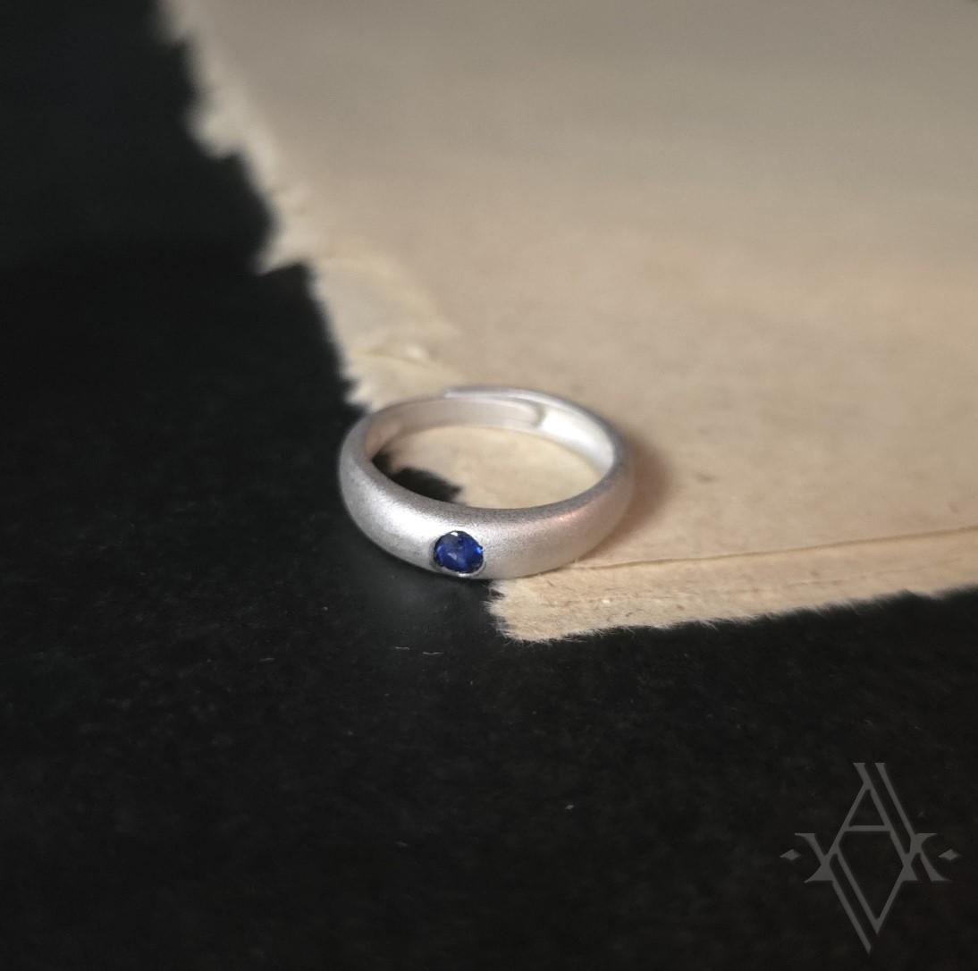 Bague argent 925 brossé saphir reglable artefact de vala